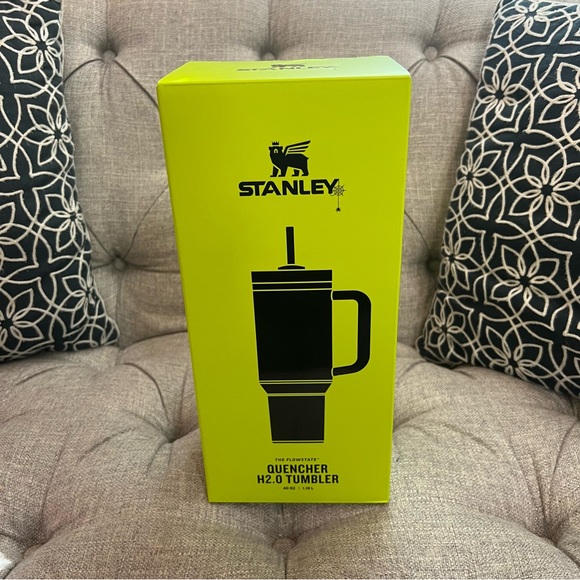 Stanley The Halloween Flowstate Quencher 40oz Tumbler Web Glow - Picture 3 of 6